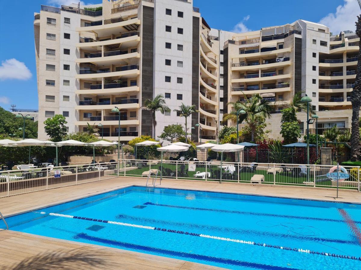 Amazing Apartment In Raanana Up To 5 Guests - & Swimming Pool - Jacuzzi & Gym Exterior photo